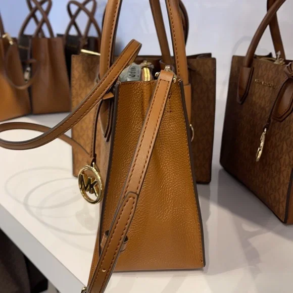 Michael Kors Mercer Medium Pebbled Leather Crossbody Bag - Picture 5 of 16